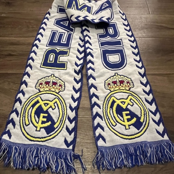 Official Real Madrid Scarf - White & Blue Knit with Fringes - Dated 11-27-2007 -